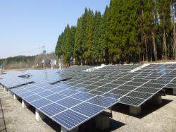 会社所有地にコンクリート置き石基礎でパネルを設置（160kw）